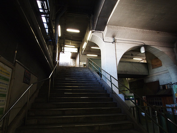 国道駅 ホームへの階段