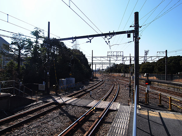 浅野駅 構内踏切