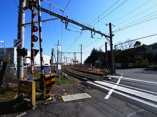 浅野駅 踏切 東芝