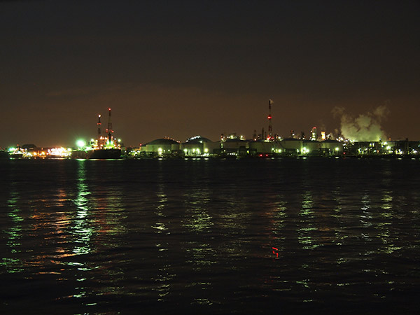 不気味な巨大人工島から眺める工場夜景のサムネイル