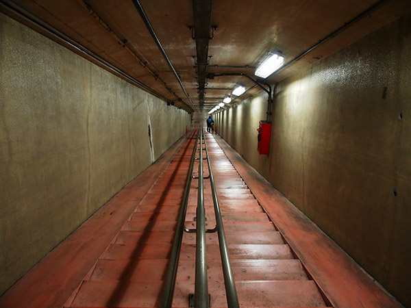 川崎港海底トンネルの階段