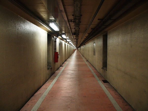 終わりの見えない不気味な海底トンネルを歩くのサムネイル